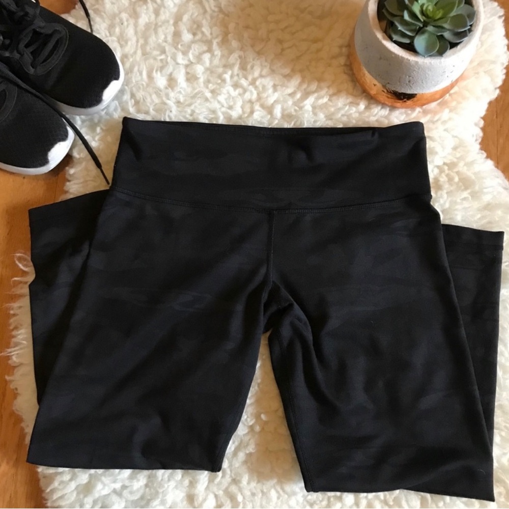 RARE LULULEMON Wunder under black camo crop - 8